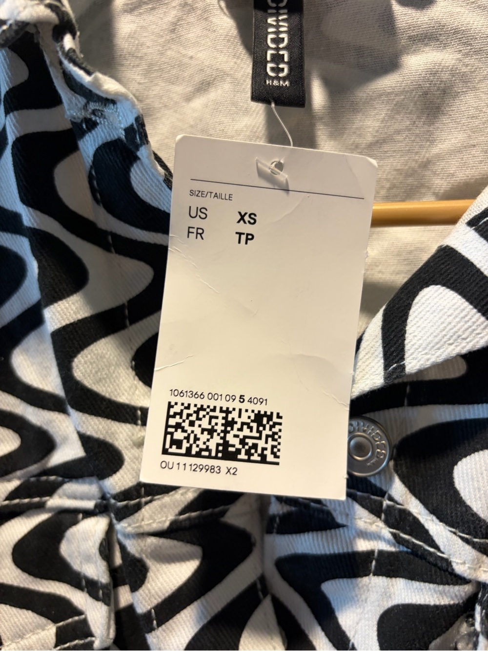H&M Black & White Wavy Print Cropped Jacket - Picture 3 of 3